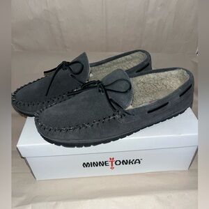 Minnetonka Men's Piled lined hard sole. Slipper Charcoal. Size 9. NWB!